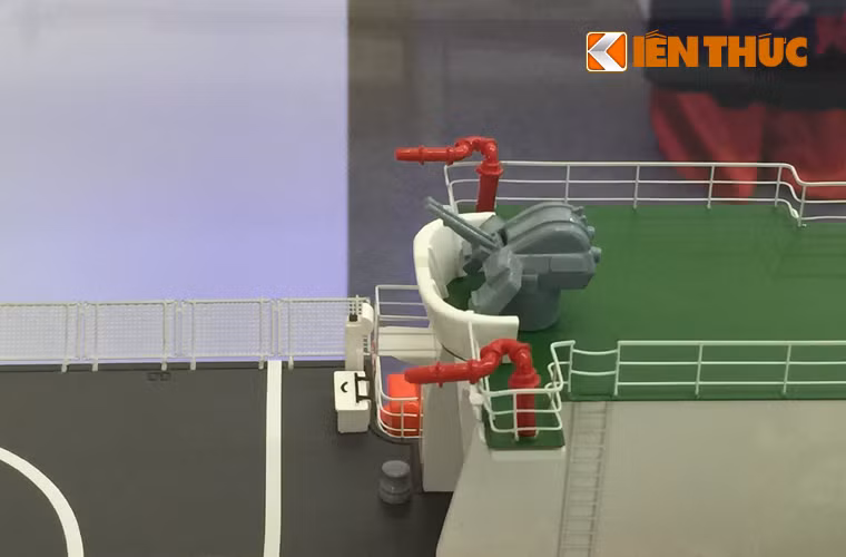 Ụ súng máy hai nòng cùng hai “vòi rồng” đặt ở trên nóc nhà chứa máy bay.