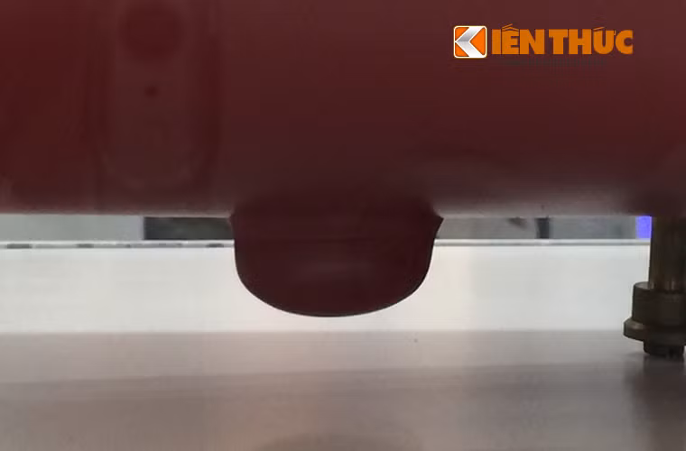 Ở dưới bụng tàu có thể là sonar phát hiện tàu ngầm. Tuy nhiên, đáng tiếc trên tàu không thấy xuất hiện các hệ thống ngư lôi chống ngầm.