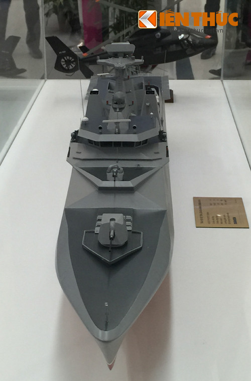 Bên cạnh đó, một điểm nhấn quan trọng nữa là, Damen Hà Lan đặt mô hình trực thăng AS565 Panther ngay cạnh mô hình SIGMA-9814 với trực thăng chống ngầm Ka-28. Việc này dường như ám chỉ có thể Việt Nam “băn khoăn” lựa chọn trực thăng chống ngầm mới cho SIGMA-9814 hoặc cũng có thể là màn chào bán khác từ Damen cùng các nhà thầu phụ.