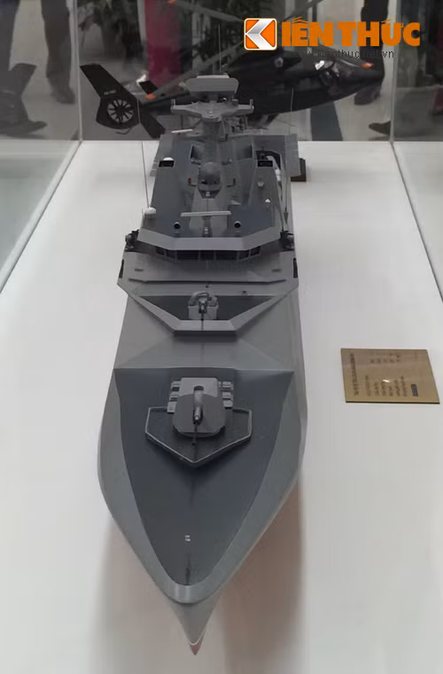 Bên cạnh đó, một điểm nhấn quan trọng nữa là, Damen Hà Lan đặt mô hình trực thăng AS565 Panther ngay cạnh mô hình SIGMA-9814 với trực thăng chống ngầm Ka-28. Việc này dường như ám chỉ có thể Việt Nam “băn khoăn” lựa chọn trực thăng chống ngầm mới cho SIGMA-9814 hoặc cũng có thể là màn chào bán khác từ Damen cùng các nhà thầu phụ.