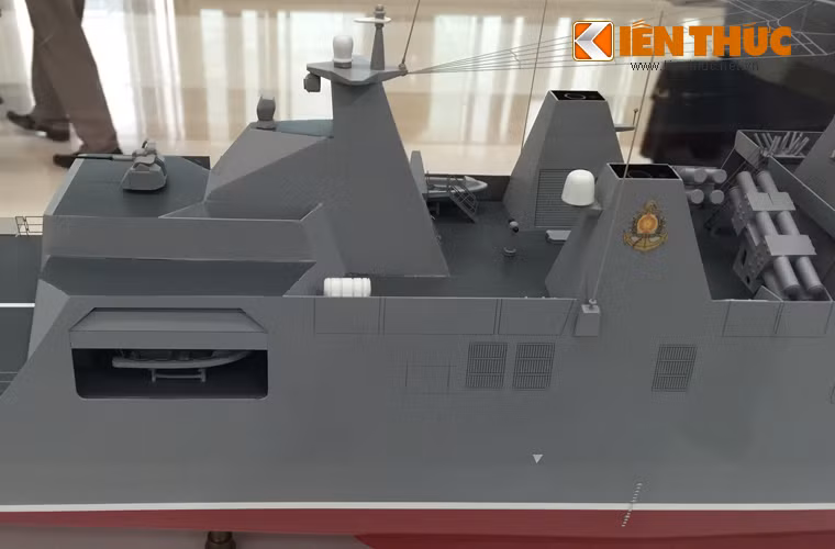 Ở bên hông cũng có một khoang nhỏ chứa xuồng máy khác.