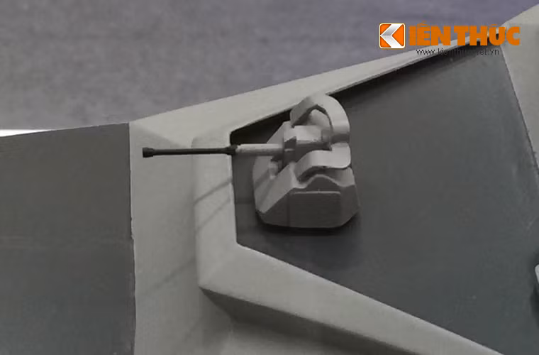 Trước thượng tầng và trên nóc hangar là nơi đặt ụ pháo tự động cỡ 30mm.