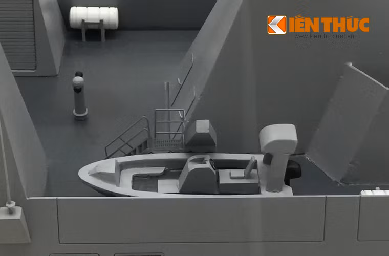 Xuồng máy cao tốc đặt trên tàu.