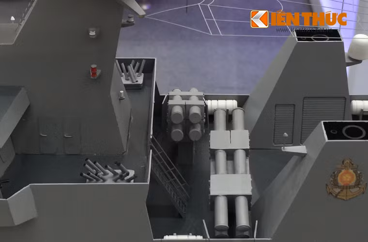 Ngay sau thượng tầng là bệ phóng 8 tên lửa chống hạm MM40 Exocet Block III có tầm bắn 180km.