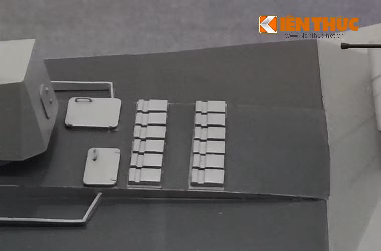 Đằng sau tháp pháo là bệ phóng thẳng đứng chứa tên lửa phòng không tầm ngắn MICA.