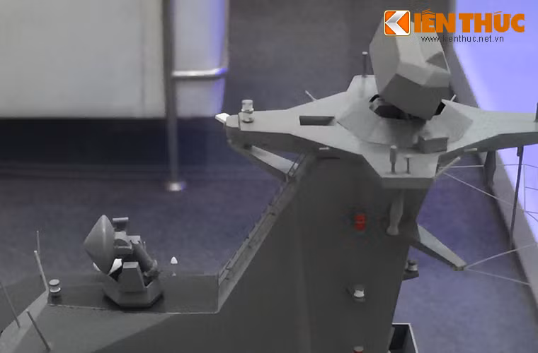 Ở cột buồm chính của mô hình tàu hộ vệ SIGMA-9814 có thể nhận ra anten đài radar cảnh giới SMART-S Mk2 có khả năng phát hiện máy bay tàng hình và radar điều khiển hỏa lực tầm trung - ngắn STING-EO Mk2.