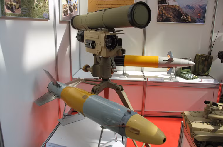 Ngoài Metis-M, một loại vũ khí chống tăng nữa có thể đe dọa tới xe tăng T-90 là tổ hợp tên lửa chống tăng 9K123. Theo một số nguồn tin, khoảng 100 bệ phóng cùng 2.500 quả đạn đã được Nga chuyển giao cho Quân đội Syria giai đoạn 2002-2006. Không rõ có bao nhiêu bệ phóng và đạn đã bị quân nổi dậy Syria chiếm giữ.