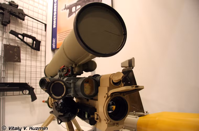 Tổ hợp tên lửa Metis-M gồm 3 thành phần chính gồm: đạn tên lửa chống tăng 9M131; bệ phóng 9P151 và kính ngắm hồng ngoại 1PBN86-VI. Metis-M sử dụng hệ thống dẫn hướng bán tự động, lệnh điều khiển truyền qua dây. Hệ thống dẫn hướng có kết cấu tinh vi, như bộ định tọa độ hồi chuyển, các khối điện tử và nguồn cấp. Ảnh: bệ phóng tích hợp khí tài dẫn đường của Metis-M.