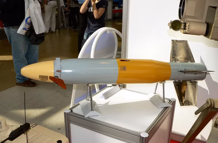 Tổ hợp tên lửa 9K123 gồm: đạn tên lửa chống tăng 9M133 Kornet; giá phóng 9P163-1 và kính ngắm nhiệt 1PN79-1. Trong ảnh là đạn tên lửa 9M133 Kornet dài khoảng 1,2m, đường kính 152mm, trang bị đầu nổ kiểu tandem nặng 7kg có khả năng xuyên giáp đồng nhất 1.000-1.200mm sau giáp ERA.