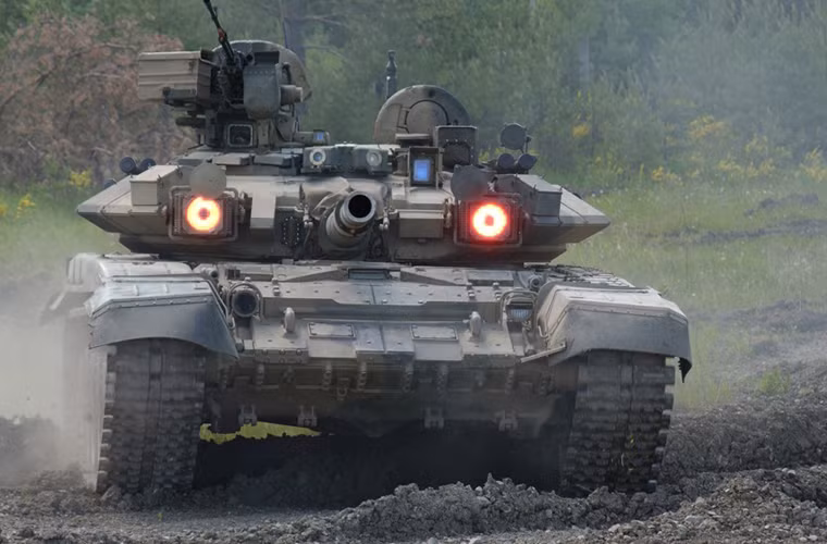 Được trang bị hệ thống phòng vệ đa lớp (giáp ERA, hệ thống gây nhiễu tên lửa Shtora-1), kể từ khi tham chiến tới nay các xe tăng T-90 chưa hứng chịu bất cứ thiệt hại nào dù theo một số nguồn tin đã có vài quả đạn RPG bắn trúng xe. Dẫu vậy, các xe tăng T-90 của Nga vẫn phải dè chừng một số loại vũ khí mà lực lượng phiến quân ở Syria đang có trong tay.