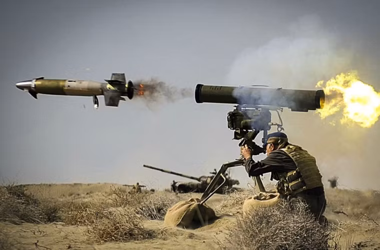 Tên lửa 9M133 Kornet được trang bị hệ thống điều khiển bán tự động với các lệnh dẫn đường truyền bằng tín hiệu laser, tầm bắn từ 100m tới 5.000m. Tia laser được chiếu đến mục tiêu bởi xạ thủ, các mục tiêu cần phải liên tục được chiếu tia laser và một cảm biến ở phía sau cho phép tên lửa lái bám theo chùm tia laser đến mục tiêu.