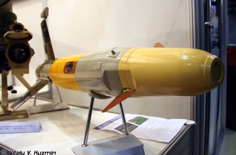 Đạn tên lửa Metis-M nặng 13,8kg, dài 980mm, đường kính thân 130mm, trang bị đầu đạn kiểu tandem với hai đầu nổ chuyên công phá xe tăng bọc giáp ERA. Ước tính, đầu đạn của Metis-M có thể xuyên giáp dày 900-950mm sau giáp ERA.