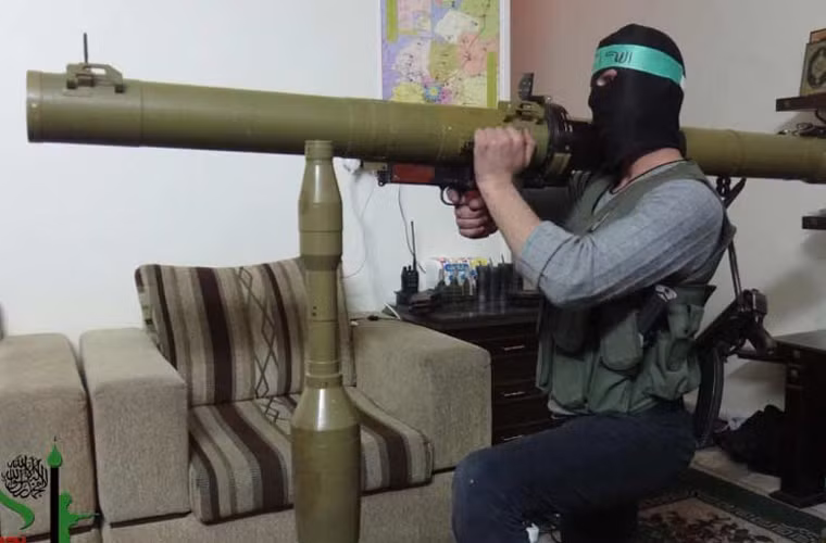 RPG-29 có trọng lượng 12,1kg (không có đạn), 18,8kg khi sẵn sàng bắn, trang bị đạn nổ chống tăng kiểu tandem PG-29V với một hai đầu đạn cỡ 105mm và 65mm. Khi tấn công xe tăng, đầu đạn nhỏ 65mm sẽ phá vỡ lớp giáp phòng vệ ERA gắn ngoài giáp chính xe tăng, sau đó đạn thứ hai 105mm sẽ xuyên thủng giáp chính phá hủy chiếc xe tăng đối phương. Ước tính, sức xuyên đầu đạn 105mm PG-29V lên tới 750mm giáp đồng nhất hoặc 1,5m bê tông hoặc 3,7m gỗ, đất cứng.