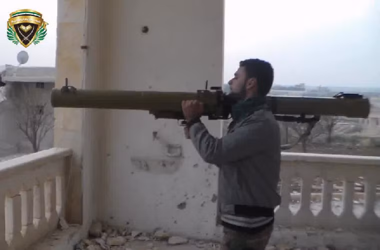 Trớ trêu thay, hầu hết các vũ khí khiến T-90 khiếp sợ lại do chính Nga – Liên Xô sản xuất. Đứng đầu bảng là súng chống tăng RPG-29 có sức công phá khủng khiếp, đã hạ gục vô số các xe tăng tối tân trên thế giới gồm cả Abram, Merkava. Và chưa biết chừng, T-90 có thể là nạn nhân tiếp theo.