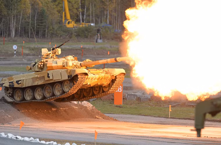 Sau gần 20 năm đưa vào sử dụng, từ cuối 2015, Quân đội Nga đã triển khai các xe tăng T-90 tới Syria hỗ trợ Quân đội của Tổng thống Assad chống lại các lực lượng phiến quân.