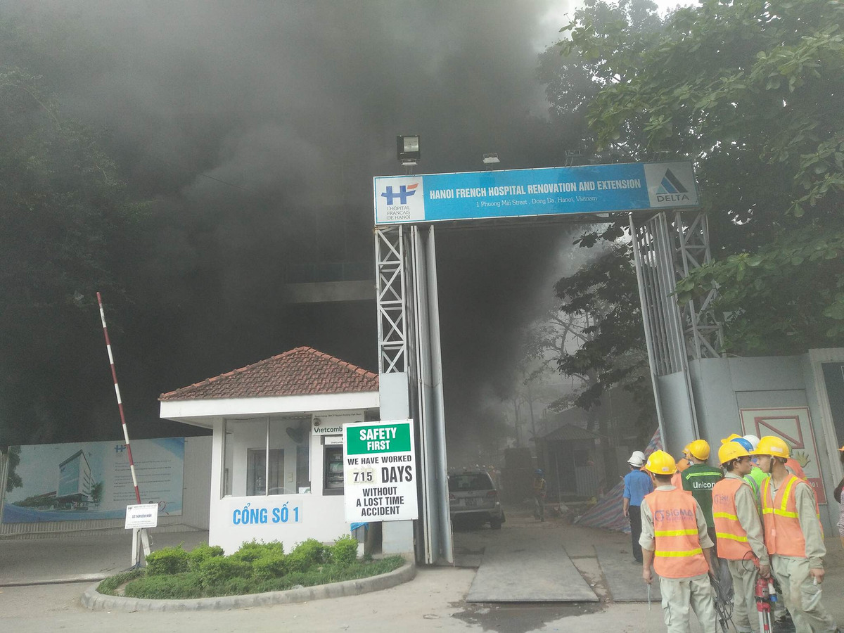 Chay lon o cong trinh Benh vien Viet Phap, hang tram cong nhan thao chay