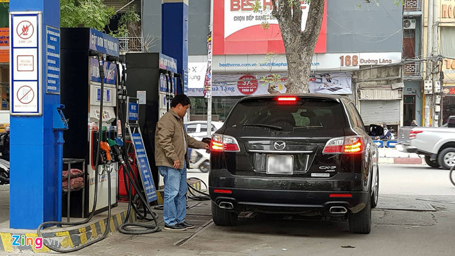 Nhiều độc giả cho rằng nên để thị trường xăng dầu vận hành theo quy luật cung cầu thay vì ép buộc sử dụng. Ảnh: Ngô Minh.