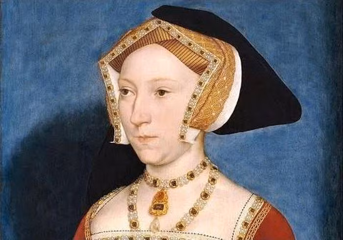 Thậm chí, một giả thuyết cho rằng, vì quá yêu Jane Seymour và muốn cho người tình danh phận cao quý là Vương hậu nước Anh nên Vua Henry VIII khép tội Anne Boleyn để loại bỏ người vợ này.