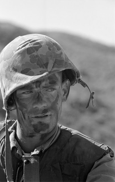 Ba nhiếp ảnh gia làm việc cho tạp chí LIFE gồm: Margaret Bourke-White, Carl Mydans và Michael Rougier tác nghiệp trong chiến tranh Triều Tiên. Theo đó, họ chụp được nhiều bức ảnh ghi dấu những khoảnh khắc khó quên về cuộc chiến ác liệt này. Trong ảnh là một lính Mỹ tham gia cuộc chiến tại bán đảo Triều Tiên năm 1952.