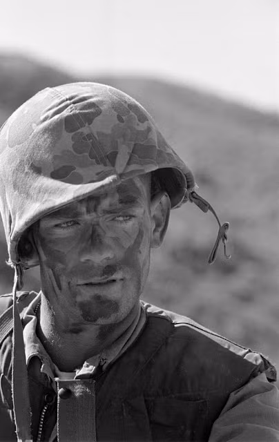 Ba nhiếp ảnh gia làm việc cho tạp chí LIFE gồm: Margaret Bourke-White, Carl Mydans và Michael Rougier tác nghiệp trong chiến tranh Triều Tiên. Theo đó, họ chụp được nhiều bức ảnh ghi dấu những khoảnh khắc khó quên về cuộc chiến ác liệt này. Trong ảnh là một lính Mỹ tham gia cuộc chiến tại bán đảo Triều Tiên năm 1952.