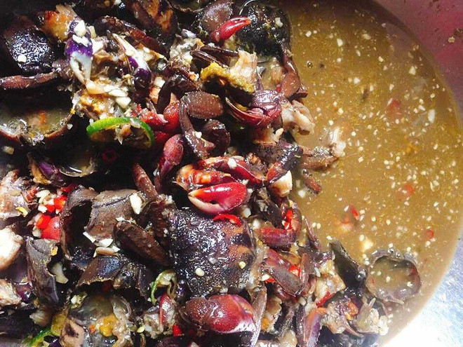 Nghề muối ba khía ở Cà Mau hình thành từ nguồn nguyên liệu sẵn có của địa phương là con ba khía. Thuộc loài giáp xác, ba khía trông khá giống cua đồng, sống ở vùng nước mặn, lợ, ven sông rạch, trên lưng có ba gạch nên được đặt tên ba khía. Cách bắt và muối ba khía khá cầu kỳ. Món ba khía muối có thể sử dụng trực tiếp hoặc trộn thêm các gia vị khác, tùy người chế biến. Nghề muối ba khía ở Cà Mau được đưa vào danh mục Di sản văn hóa phi vật thể quốc gia vào cuối năm 2019. Ảnh: Mustgo.