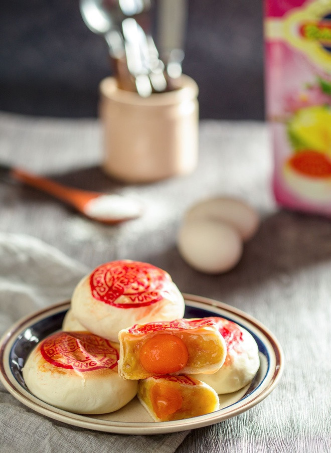 Nghề làm bánh pía ở Sóc Trăng (tập trung ở các xã Phú Tâm, Thuận Hòa, An Hiệp thuộc huyện Châu Thành) được đưa vào danh mục Di sản văn hóa phi vật thể quốc gia vào năm 2020. Theo hồ sơ tư liệu của Cục Di sản văn hóa, "pía" theo tiếng Triều Châu có nghĩa là bánh, đây là loại bánh do người Minh Hương (người Hoa) di cư mang sang Việt Nam từ thế kỷ 16. Quy trình làm bánh gồm các bước như làm vỏ bánh, làm nhân bánh, nướng bánh và đóng gói. Ảnh: Công Lập Thành.