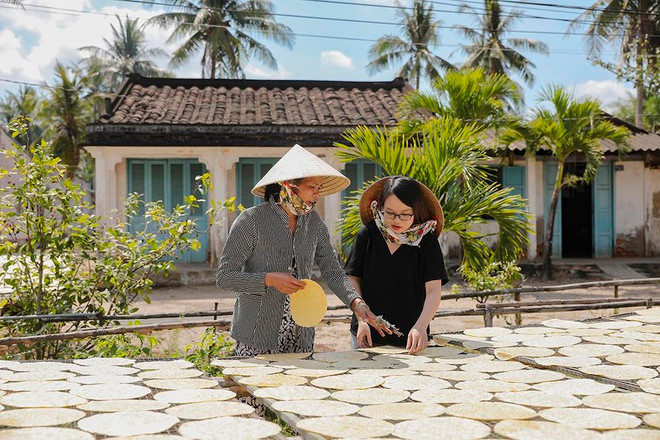 Huyện Giồng Trôm ở Bến Tre có nghề làm bánh tráng Mỹ Lồng, bánh phồng Sơn Đốc được đưa vào danh mục Di sản văn hóa phi vật thể quốc gia từ năm 2018. Ước tính nghề truyền thống ở đây đã có mặt hơn 100 năm. Dân gian lưu truyền câu "Bánh tráng Mỹ Lồng, bánh phồng Sơn Đốc" để ca ngợi đặc sản này của xứ dừa Bến Tre. Ảnh: Vietnam Signature.