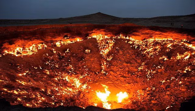 Theo các chuyên gia, "cổng địa ngục" ở Turkmenistan xuất hiện là do sự vô ý của con người. Chuyện xảy ra khi các nhà khoa học Liên Xô khoan tìm khí gas ở đây.
