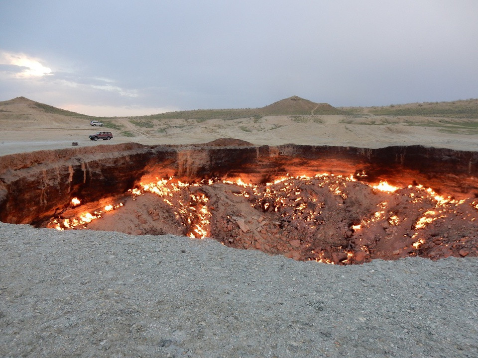 Do hố Darvaza cháy liên tục với sức nóng của lửa lớn khiến nhiều người đứng gần cảm nhận như đang đứng gần một ngọn núi lửa đang hoạt động.