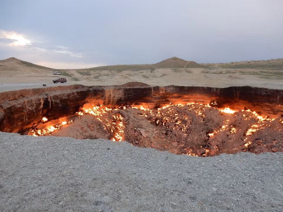 Do hố Darvaza cháy liên tục với sức nóng của lửa lớn khiến nhiều người đứng gần cảm nhận như đang đứng gần một ngọn núi lửa đang hoạt động.