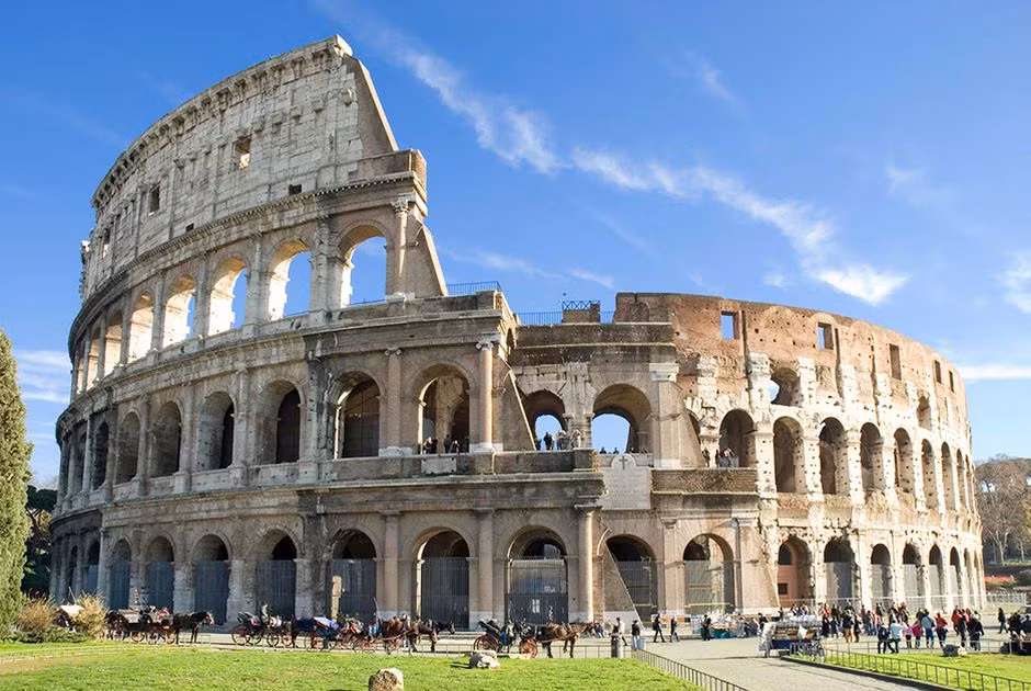  Đấu trường La Mã ở Italy còn được biết đến với tên gọi Colosseum. Đây là một địa điểm du lịch nổi tiếng mà nhiều du khách ghé thăm khi tới Rome.