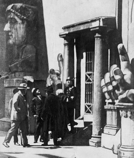 Vào ngày 7/4/1926, bà Gibson mang theo một khẩu súng đến Palazzo del Littorio - nơi Mussolini dự kiến sẽ đi qua sau khi có bài phát biểu gần đó.