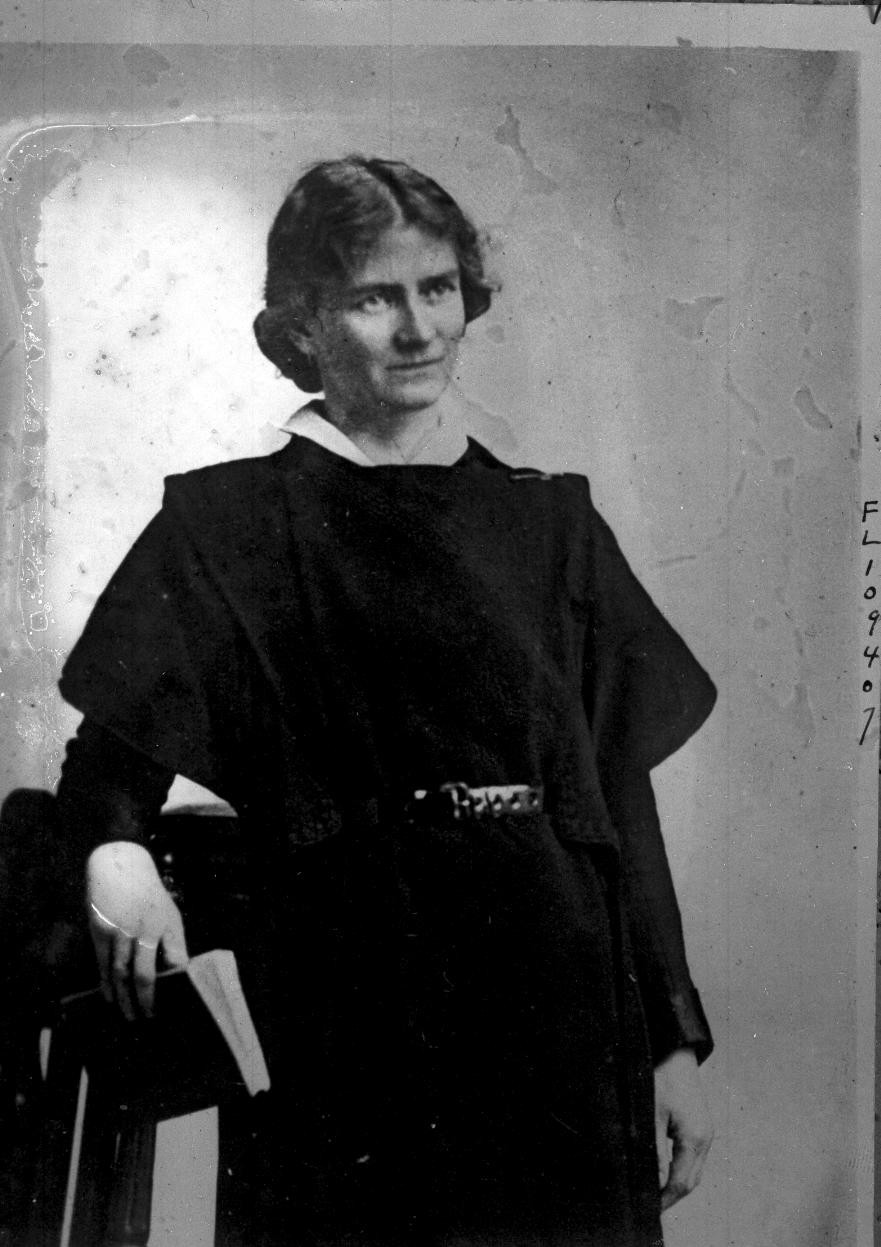 Vào tháng 2/1925, Gibson cầm súng tự bắn vào ngực. May mắn là bà được các bác sĩ phẫu thuật và cứu sống.