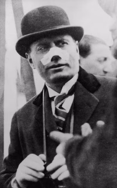 Khi nhìn thấy Mussolini, bà Gibson rút súng và bắn nhiều phát đạn về phía trùm phát xít Italy. Tuy nhiên, những viên đạn đó chỉ khiến Mussolini bị thương nhẹ ở mũi.