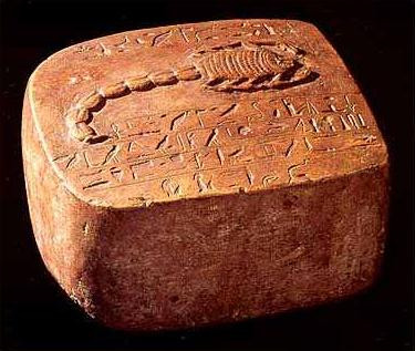 Một số người tò mò lý do vị vua này có tên hiệu là Bọ Cạp. Một số nhà nghiên cứu suy đoán có thể tên của ông xuất phát từ tên của nữ thần bọ cạp Serqet đầy quyền lực trong tôn giáo của người Ai Cập.