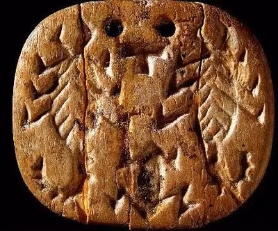 Với những cổ vật này, các chuyên gia tiến hành xác định niên đại. Kết quả nghiên cứu cho thấy chúng có niên đai vào khoảng năm 3150 trước Công nguyên.