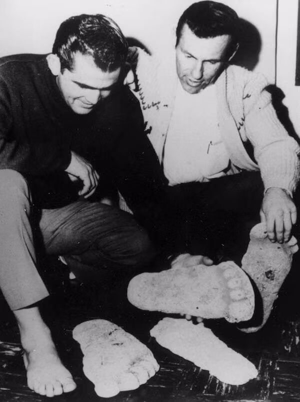 Roger Patterson và Bob Gimlin vô tình quay được một sinh vật bí ẩn đứng bằng 2 chân, cơ thể đầy lông lá ở Bluff Creek, California, Mỹ.