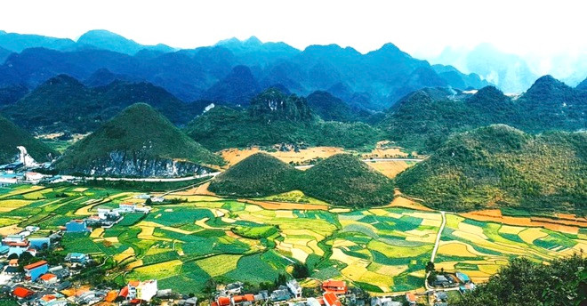 Núi đôi Quản Bạ là thắng cảnh ở thị trấn Tam Sơn, huyện Quản Bạ, tỉnh Hà Giang. Điểm đặc biệt là hai quả núi có hình dáng tựa hai trái đào tiên hoặc còn được ví như bộ ngực căng tròn khiến du khách không khỏi ngỡ ngàng trước vẻ đẹp kỳ vĩ của tạo hoá. Núi đôi Quản Bạ được Bộ Văn hoá, Thể thao và Du lịch công nhận là Danh thắng cấp quốc gia vào năm 2010. Ảnh: Blovender.