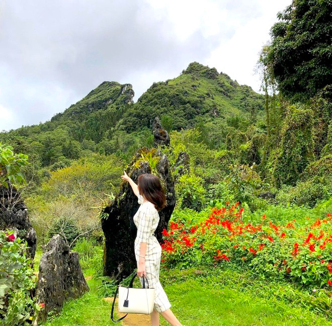Hàm Rồng là tên ngọn núi nổi tiếng nằm trong dãy Hoàng Liên Sơn hùng vĩ của Việt Nam. Núi có tên này do mang dáng dấp khá rõ nét của một chiếc đầu rồng đang ngẩng lên trời. Trang Huffington Post (Mỹ) từng bình chọn núi Hàm Rồng là một trong những địa điểm ngắm hoàng hôn tuyệt vời. Ảnh: Transonghychin.