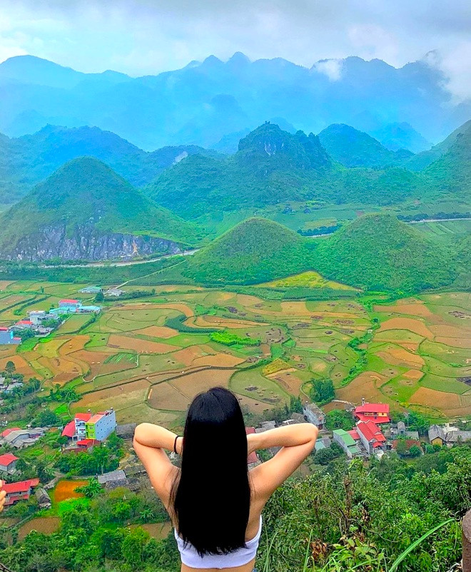 Núi Cô Tiên Quản Bạ gắn với những truyền thuyết thi vị. Trong đó, có câu chuyện kể rằng xưa kia, ở vùng đất này có chàng trai người H’Mông tuấn tú, có tài thổi đàn môi. Tiếng đàn môi của chàng réo rắt như tiếng suối, ríu rít như tiếng chim rừng, lúc sâu lắng, trầm bổng, da diết như tiếng gió giữa đêm khuya, bay cao, bay xa mãi. Một nàng tiên trên thượng giới tên Hoa Đào tình cờ nghe được tiếng đàn môi của chàng, đã theo gió trốn xuống trần gian. Phải lòng chàng, nàng tìm cách ở lại vùng đất này. Họ nên duyên vợ chồng và sinh được một bé trai kháu khỉnh. Ảnh: Tata.kelly.