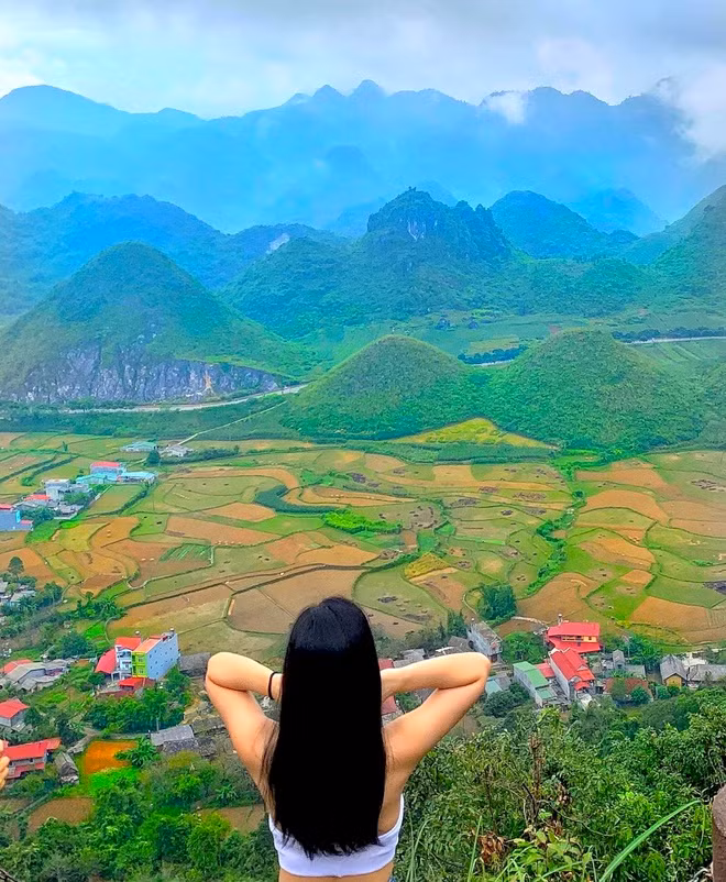 Núi Cô Tiên Quản Bạ gắn với những truyền thuyết thi vị. Trong đó, có câu chuyện kể rằng xưa kia, ở vùng đất này có chàng trai người H’Mông tuấn tú, có tài thổi đàn môi. Tiếng đàn môi của chàng réo rắt như tiếng suối, ríu rít như tiếng chim rừng, lúc sâu lắng, trầm bổng, da diết như tiếng gió giữa đêm khuya, bay cao, bay xa mãi. Một nàng tiên trên thượng giới tên Hoa Đào tình cờ nghe được tiếng đàn môi của chàng, đã theo gió trốn xuống trần gian. Phải lòng chàng, nàng tìm cách ở lại vùng đất này. Họ nên duyên vợ chồng và sinh được một bé trai kháu khỉnh. Ảnh: Tata.kelly.