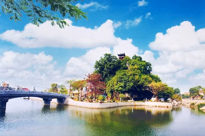 Núi Kỳ Lân là một hòn đảo núi ở trung tâm thành phố Ninh Bình. Núi tên là Kỳ Lân vì có hình đầu con lân nhìn về phía Bắc. Núi cao trên 50 m, có sườn núi lõm vào tạo thành hàm con lân. Xung quanh là những vách núi nhấp nhô, cây cối mọc xanh như bờm và râu của con lân. Ngọn núi này còn được xem là hòn non bộ giữa dòng sông Tràng An. Ảnh: Metrip.