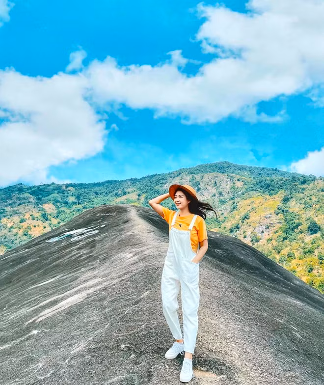 Núi Đá Voi Yang Tao thực chất là cặp đá voi sừng sững, uốn lượn giữa núi rừng Đắk Lắk, nổi tiếng với truyền thuyết “hòn đá biết đi”. Cặp đá voi này là hai hòn đá nguyên khối có kích thước lớn, hình thù giống con voi đang nằm nên được người dân quanh vùng gọi là đá Voi Cha và đá Voi Mẹ. Với những bạn đam mê chinh phục, thích khám phá, đây chính là điểm tham quan, check-in lý tưởng. Ảnh: Linhchan.709