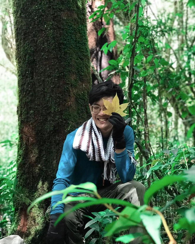 Theo tư liệu của Vườn quốc gia Bidoup - Núi Bà, về thực vật, nơi đây có khoảng 1.966 loài thuộc 966 chi, 188 họ, với nhiều loài quý hiếm, có tên trong Sách đỏ. Đến đây, du khách có thể tìm hiểu thông đỏ, bách xanh, pơ mu, thông hai lá dẹt, lan rừng, đỗ quyên... Ảnh: Tấn Tài.