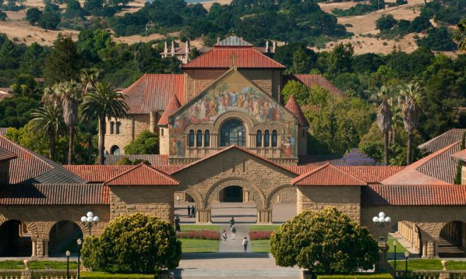 Cụ thể, Đại học Stanford ở California được thành lập năm 1891. Đây là một trong số những ngôi trường lâu đời nổi tiếng thế giới.