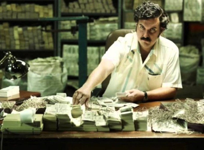 Do có gia tài kếch xù nên trùm ma túy khét tiếng Pablo Escobar từng đốt tiền để sưởi ấm. Theo nghiên cứu của các chuyên gia, gã được cho đốt khoảng 2 triệu USD trong vụ việc trên.
