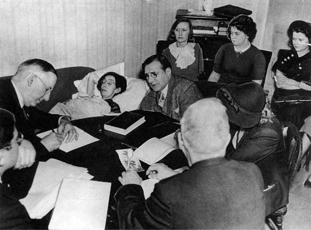 Phải đến năm 1925, bác sĩ nổi tiếng Harrison Martland công bố kết quả nghiên cứu sau khi tiến hành các xét nghiệm chứng minh các nữ công nhân như Mollie tử vong vì nhiễm độc radium.