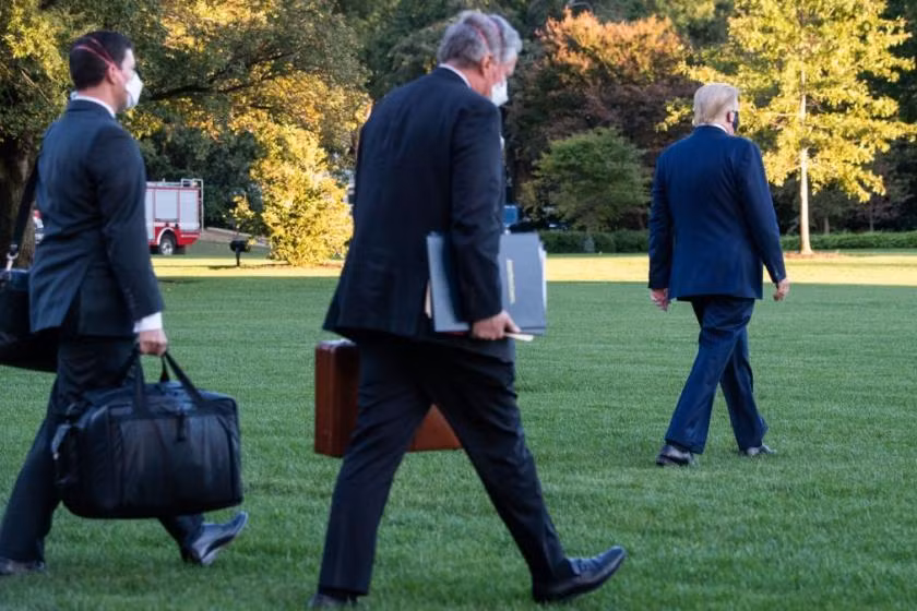 Tổng thống không đích thân cầm vali mà có phụ tá quân sự được tuyển chọn kỹ lưỡng phụ trách mang theo “quả bóng hạt nhân” mọi lúc mọi nơi.