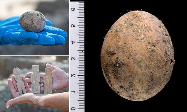 Do có niên đại lên đến 1.000 năm tuổi nên quả trứng gà có 1 vết nứt nhỏ trên vỏ.