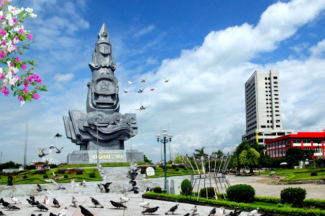 Đặt tại phường Quang Trung, TP Uông Bí, công trình biểu tượng thành phố gây ấn tượng với người dân và du khách. Theo thông tin giới thiệu, công trình là một tháp hình bút cao 32 m, chất liệu bê tông phun kẽm. Tháp gồm 3 phần chính, mô phỏng hình dáng con tàu, chùa Đồng (Yên Tử), cái nôi của Thiền phái Trúc Lâm và bánh xe công nghiệp, sức trẻ của thành phố hiện đại... Ảnh: Bùi Duy Tiên.